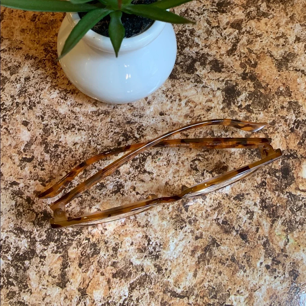 🌹wink by icu eyewear • EUC Tortoiseshell Round Frame reading glasses - +2.50